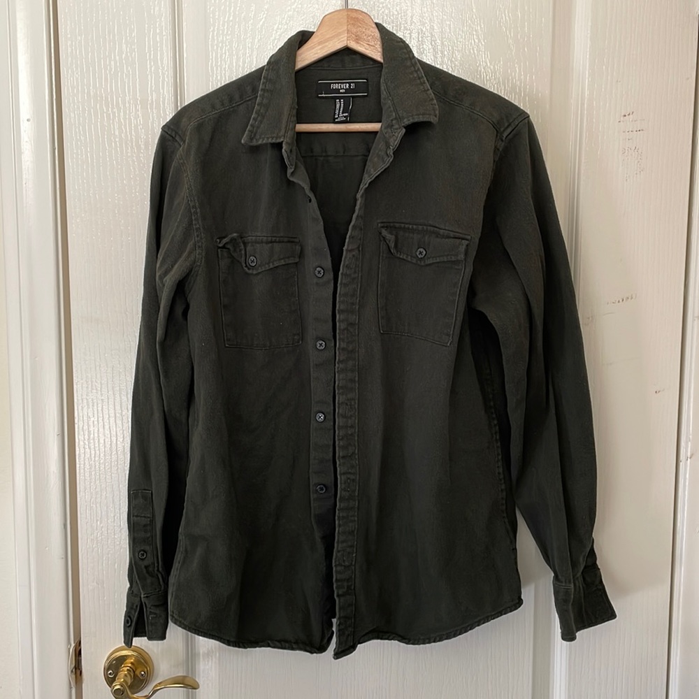 Forever 21 Men size Medium, Olive button up shirt with two pockets